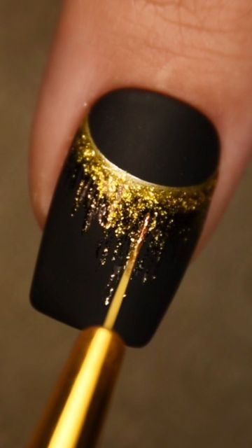Sparkling Nails: The Perfect Look for New Year’s Eve