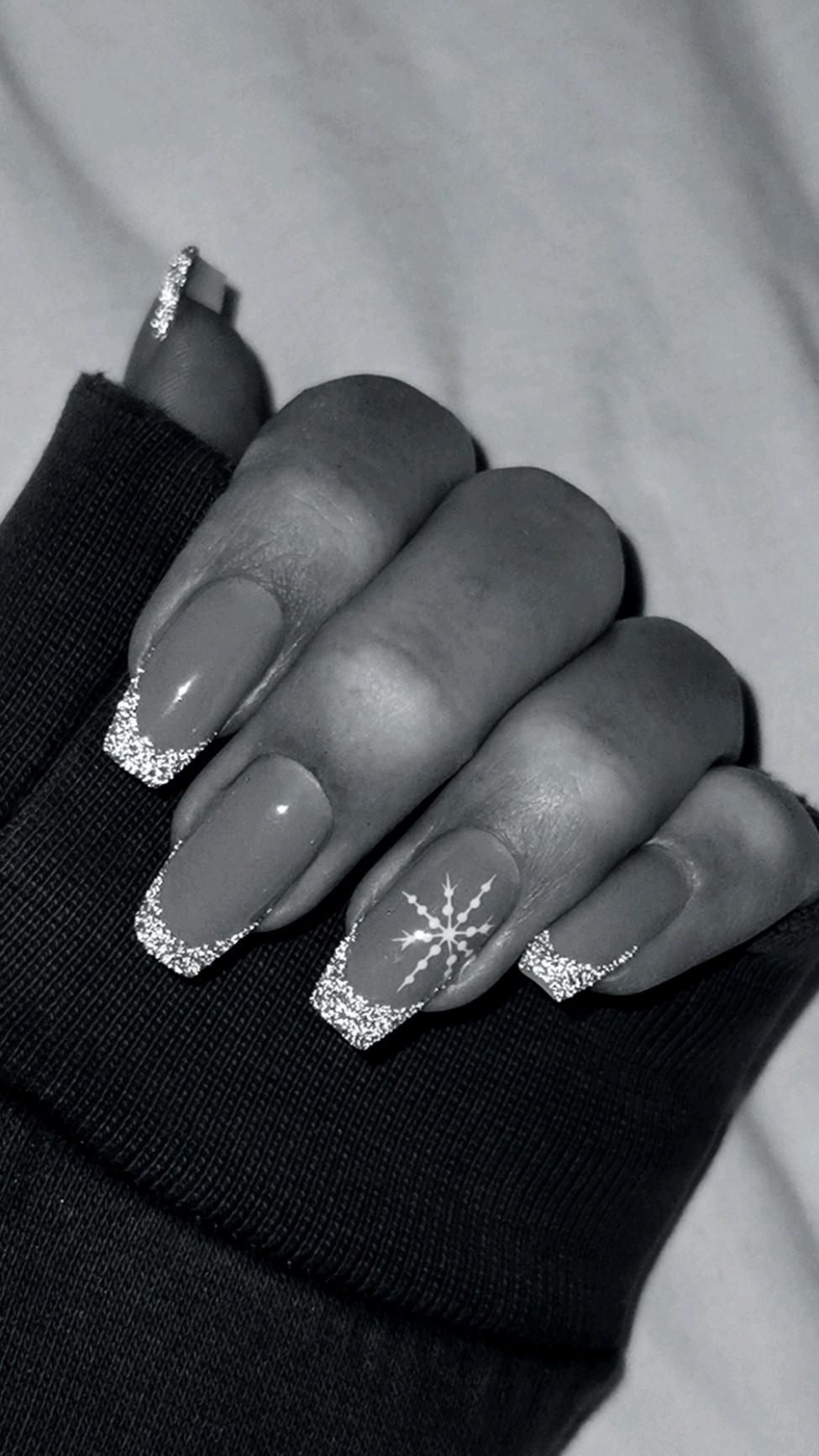 Sparkling Nail Designs for a Glamorous New Year’s Eve Celebration