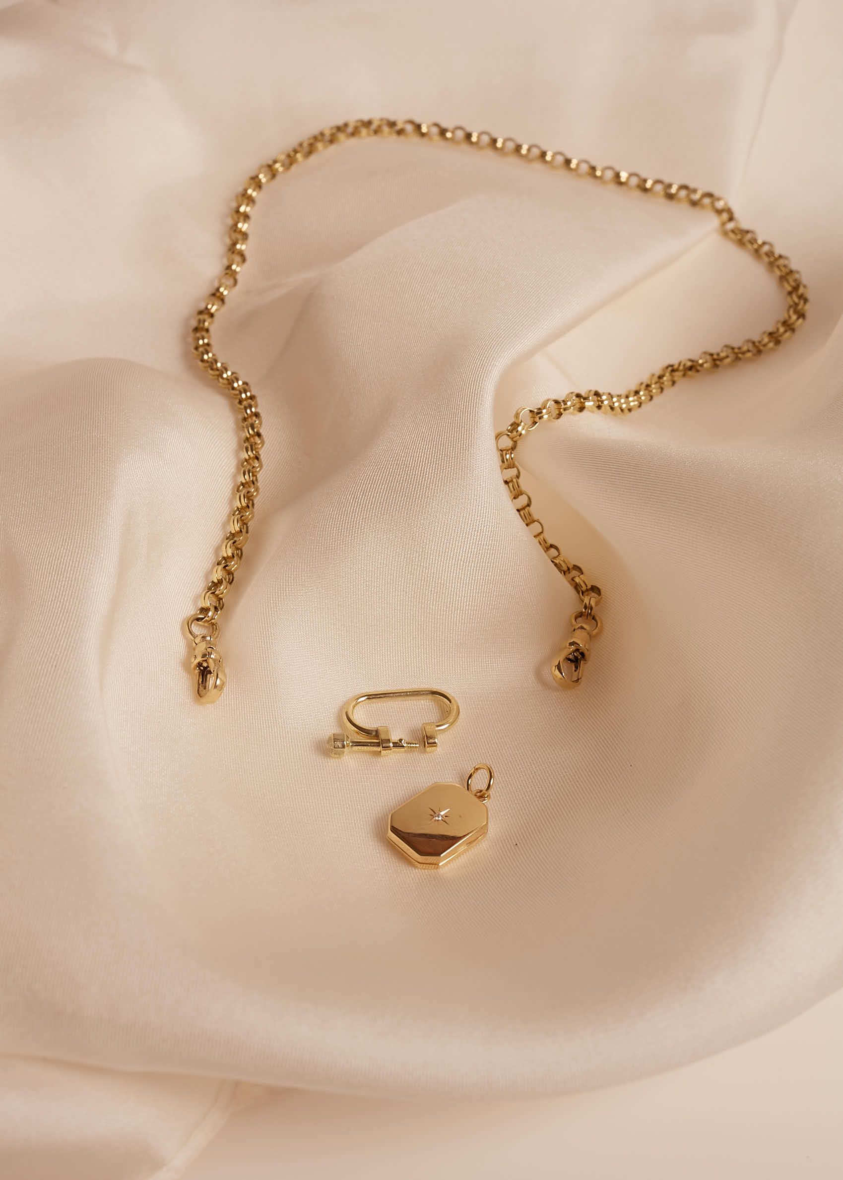 Elegant and Versatile: The Long O-Ring Double Chain Necklace