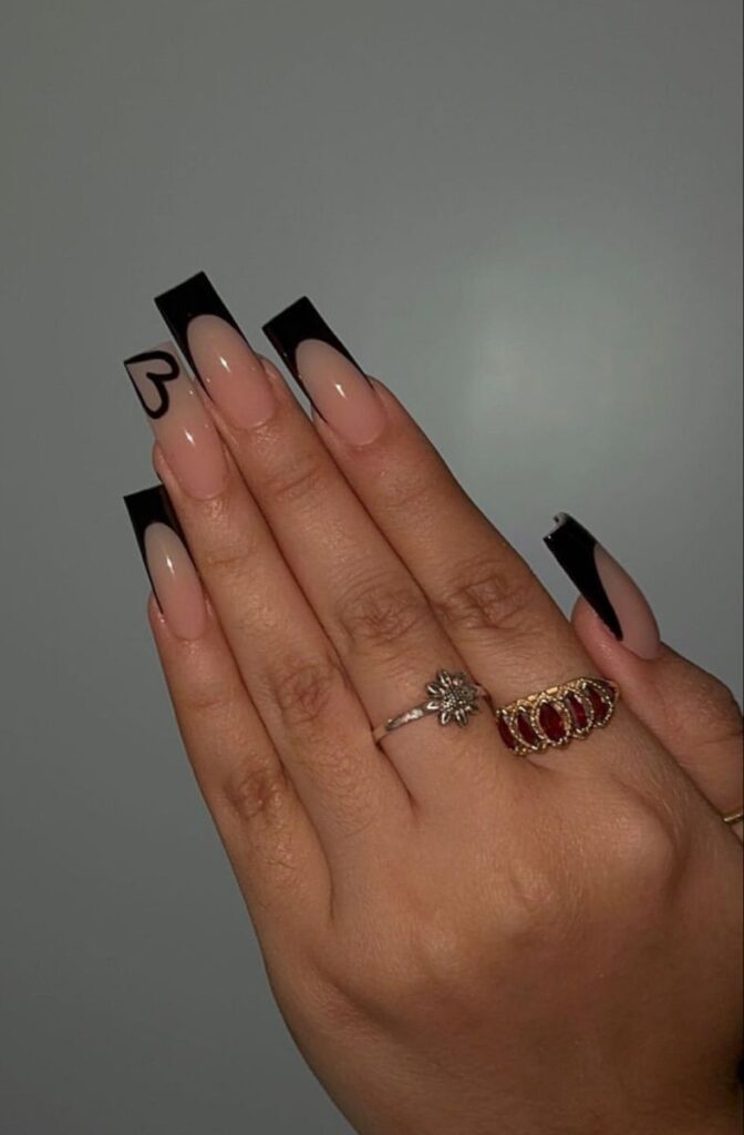 1688792434_Black-Acrylic-Nail-Designs.jpg