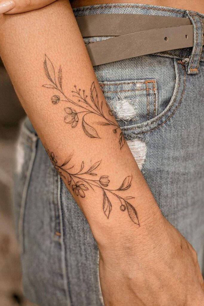 1688794694_Henna-Wrist-Tattoos.jpg