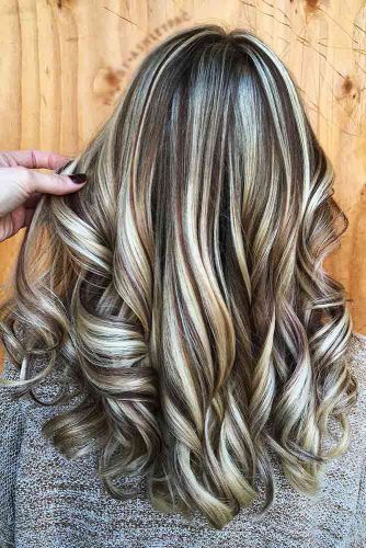 Contrasting Highlights: Blonde Strands on Brown Hair