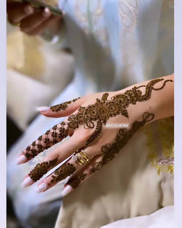 Shimmering Beauty: The Intricate Art of Gold Henna Tattoos